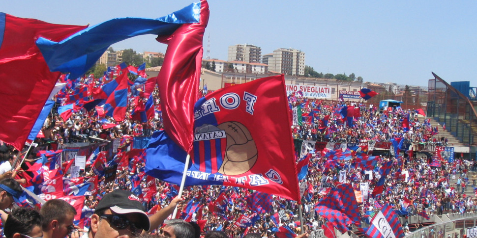 Catania, denuncia e daspo in tempo reale a un tifoso: voleva entrare allo stadio con un coltello