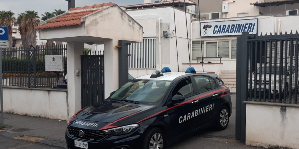 Danno passaggio a una giovane turista conosciuta in un night-club a Catania: poi la rapinano, tre arresti a Giardini Naxos