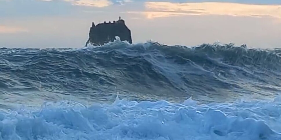 Tempesta di vento e mareggiate alle Eolie, turisti in fuga