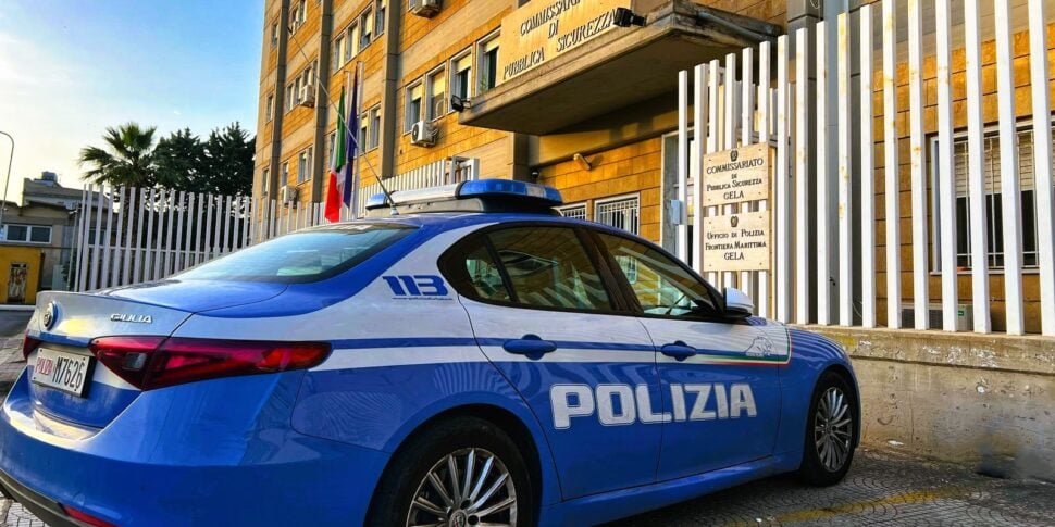 Gela, ubriaco picchia i passanti e si scaglia anche contro i poliziotti: arrestato