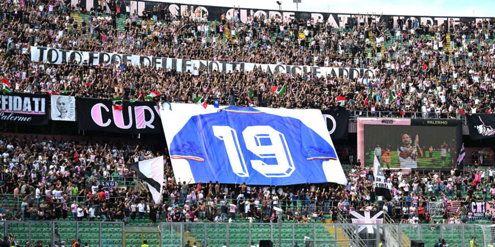 Palermo, al Barbera l'ultimo applauso a Totò Schillaci: al minuto 19 tutti si alzano in piedi