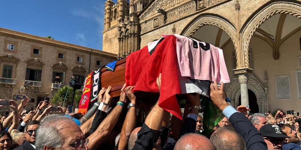 Dai potenti del calcio alla gente di Palermo, folla in Cattedrale per l'ultimo saluto a Totò-gol