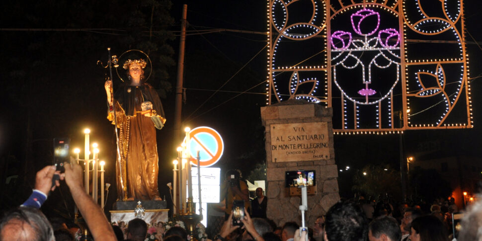 Il giorno di Rosalia a Palermo, la salita al santuario in cerca di grazia