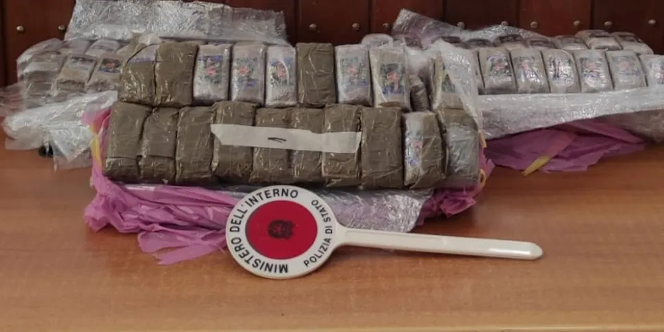 Vittoria, denunciato un minorenne: aveva quasi 4 chili di hashish e 10 mila euro in contanti