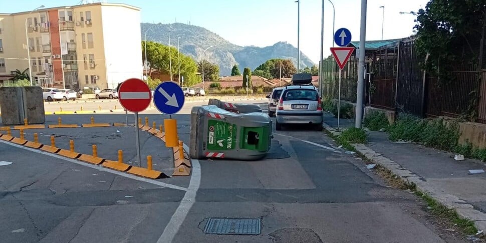 Palermo, la Rap sostituisce le campane per la differenziata, i residenti le rovesciano per protesta