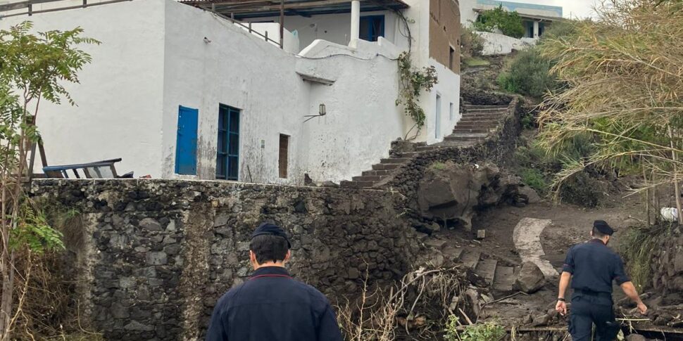 Stromboli invasa dal fango, nominato commissario per l’emergenza alluvionale. I residenti: abbiamo paura