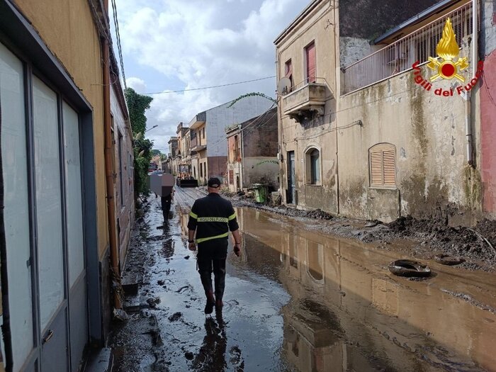 Forte temporale nel Catanese, in strada fiume di fango e detriti