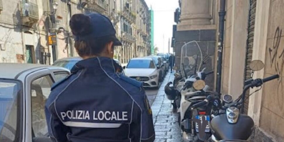 Aggrediscono i vigili urbani mentre multano le auto in divieto di sosta, due arresti a Catania