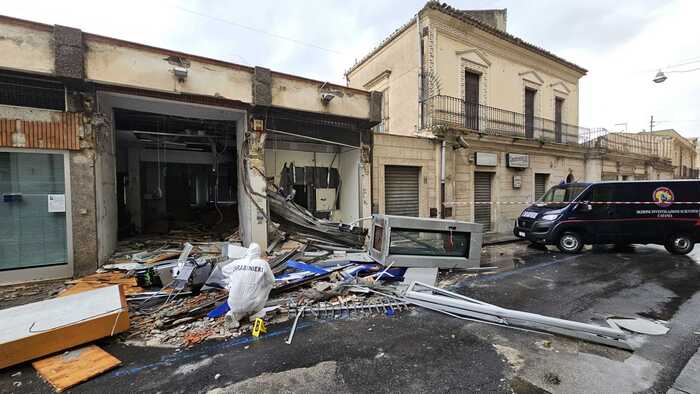 Assalto con escavatore a due banche nel Catanese