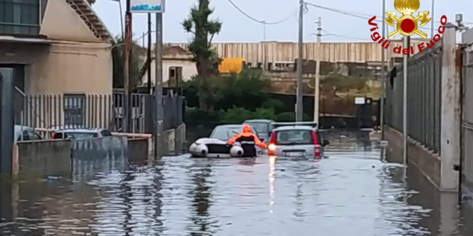 Auto intrappolate nei sottopassi: i sommozzatori soccorrono gli automobilisti nel Catanese. LE FOTO