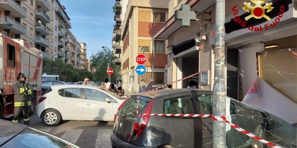 Sfonda la vetrina di una farmacia di Palermo con l'auto per una manovra sbagliata, il mezzo è stato estratto dai vigili del fuoco ma nessun ferito