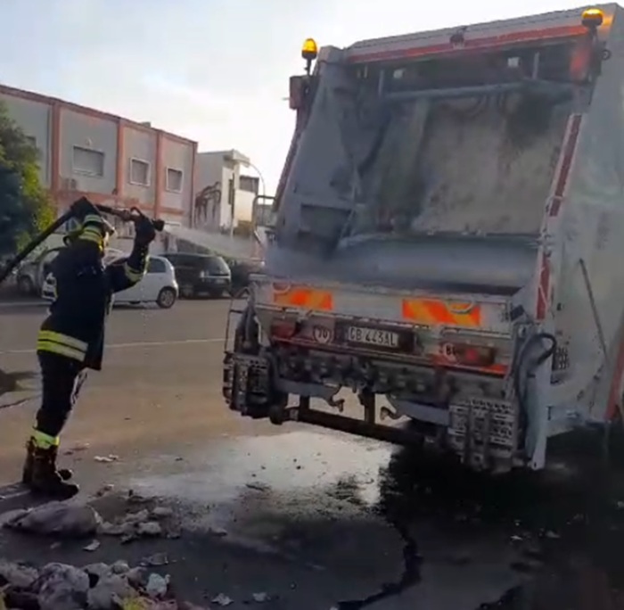 Autocompattatore rischia d'incendiarsi intervento pompieri