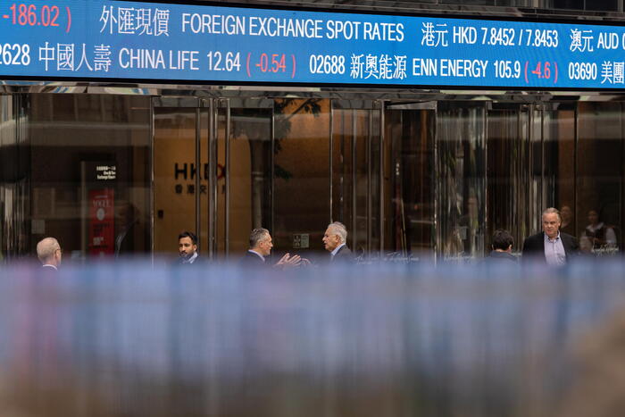 Borsa: Hong Kong affonda, chiude a -9,41%