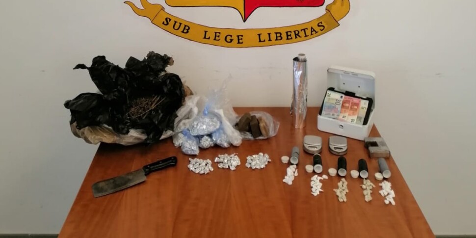 Blitz della polizia allo Sperone, in un box scoperto un deposito di cocaina, hashish e crack: un arresto