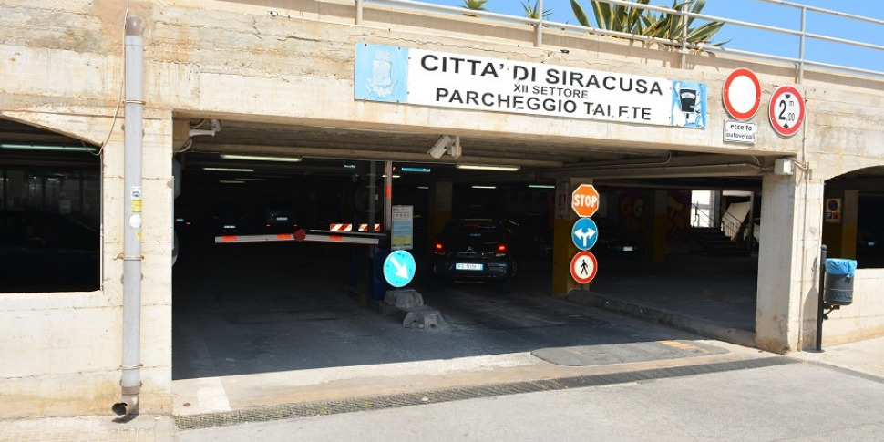 Siracusa, bomba carta esplode nel parcheggio a Ortigia: paura tra residenti e turisti