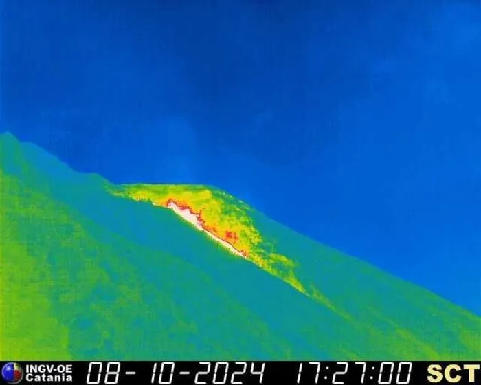 Stromboli, attività di spattering con trabocco lavico
