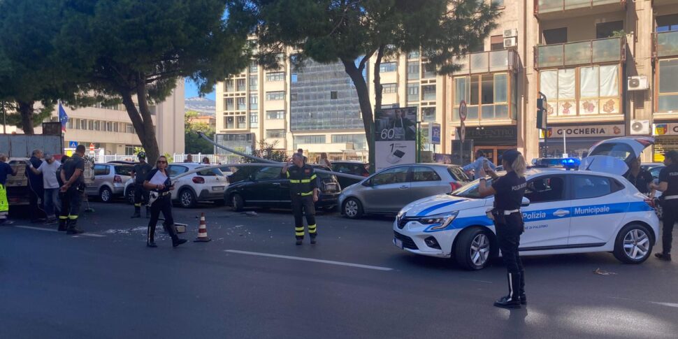 Cade un palo dell'illuminazione pubblica e danneggia due auto a Palermo