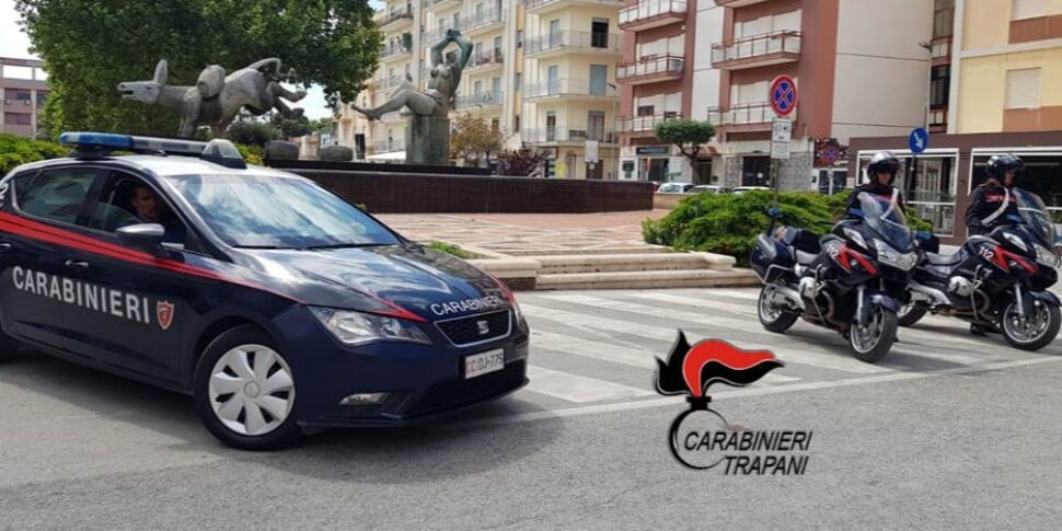 Vedono i carabinieri e gettano la droga dal finestrino dell'auto, 4 denunciati a Marsala