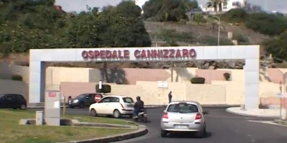 Catania, dà fuoco a una ragazza di 26 anni per un fidanzatino conteso: un video riprende il momento dell'acquisto della benzina