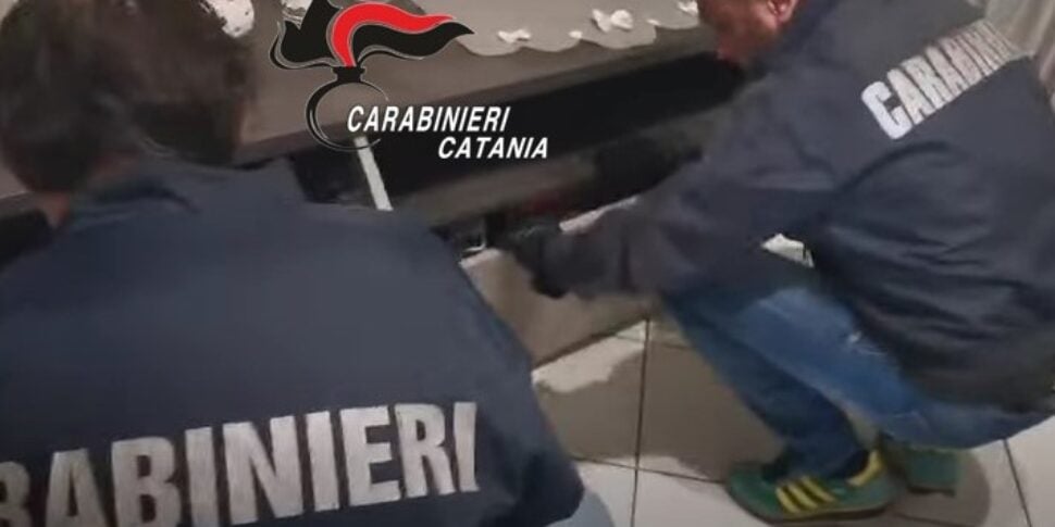 Catania, scovato un deposito di droga a San Cristoforo: i carabinieri arrestano un pusher di 24 anni IL VIDEO