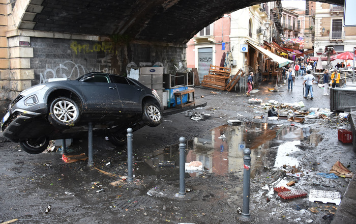 Pioggia a Catania, strada come fiume e moto trascinata via