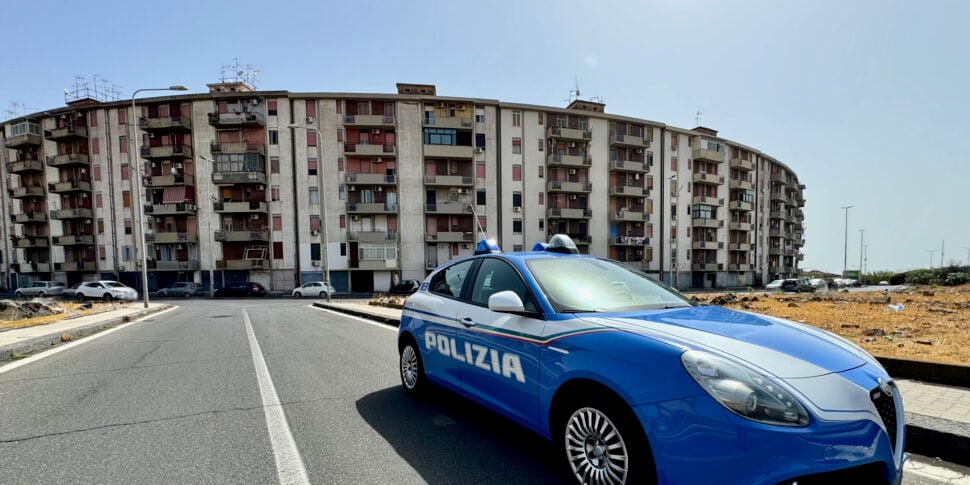 Catania, usava una radio ricetrasmittente per avvisare le piazze di spaccio: arrestato con la droga in tasca