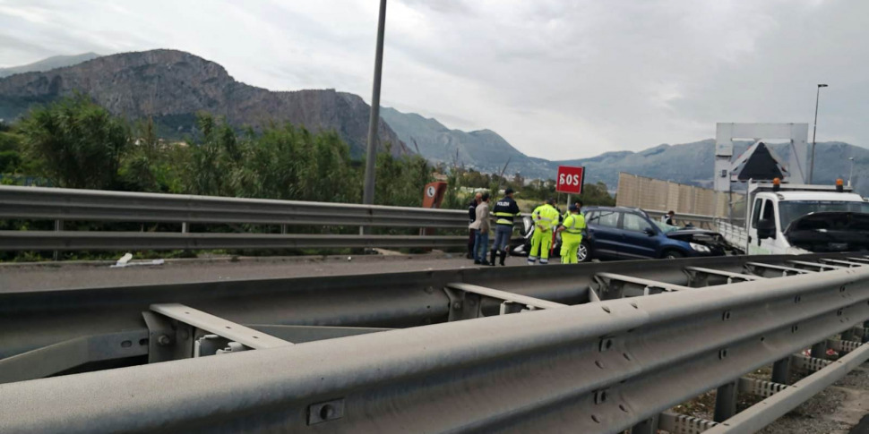 Carini, centauro ferito sull'A29 nello scontro tra 5 auto e una moto: è grave