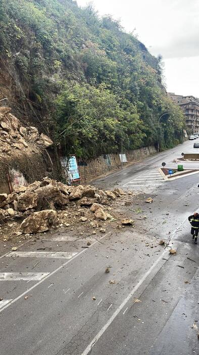 Crolla costone per pioggia,chiusa una strada d'accesso a Enna