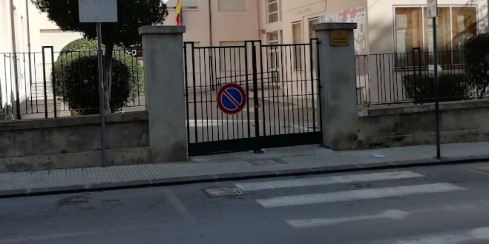 Crolla l'intonaco in una scuola di Siracusa, piccole escoriazioni per un alunno durante la lezione