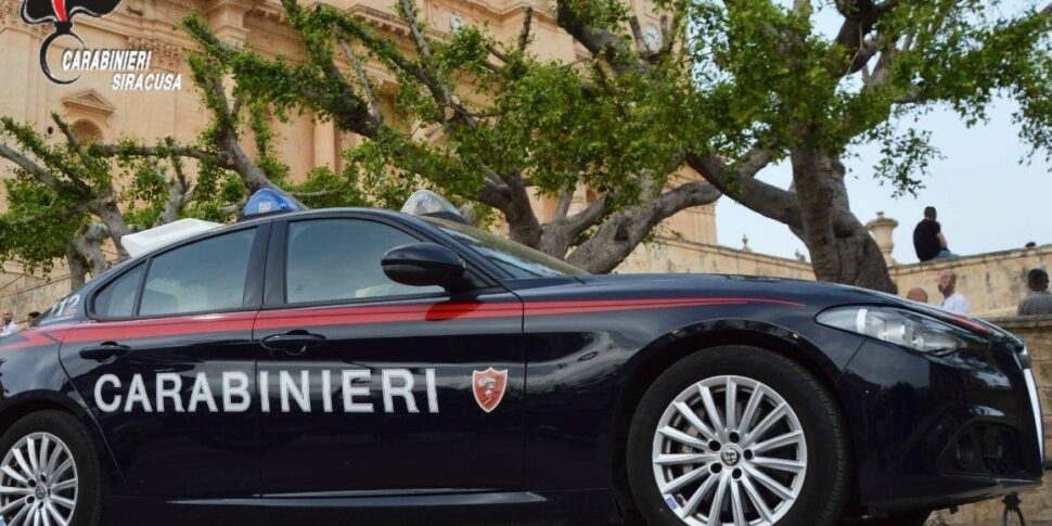 Un donna rifiuta un approccio sessuale, colpita con pugni e schiaffi: arrestati due giovani a Palazzolo Acreide