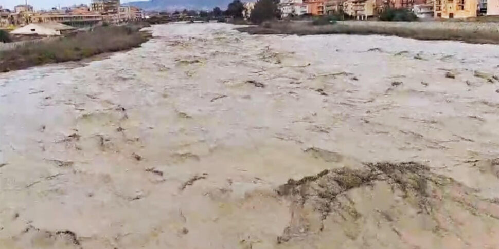 Licata fa i conti con l'esondazione del Salso, anche i volontari per spalare il fango