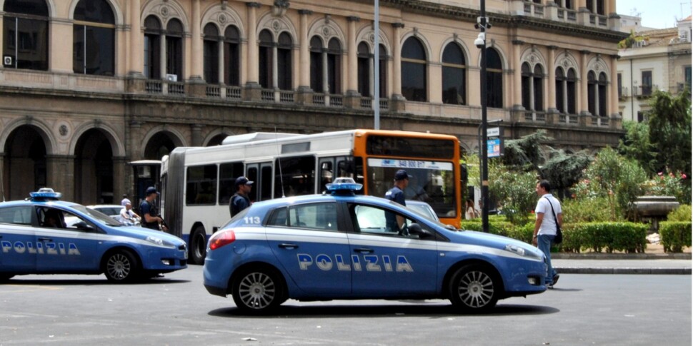 Incendia rifiuti nella zona della stazione centrale a Palermo: fermato dalla polizia