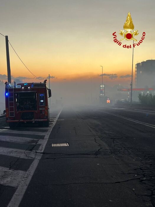 Domato a Catania vasto incendio che minacciava cimitero