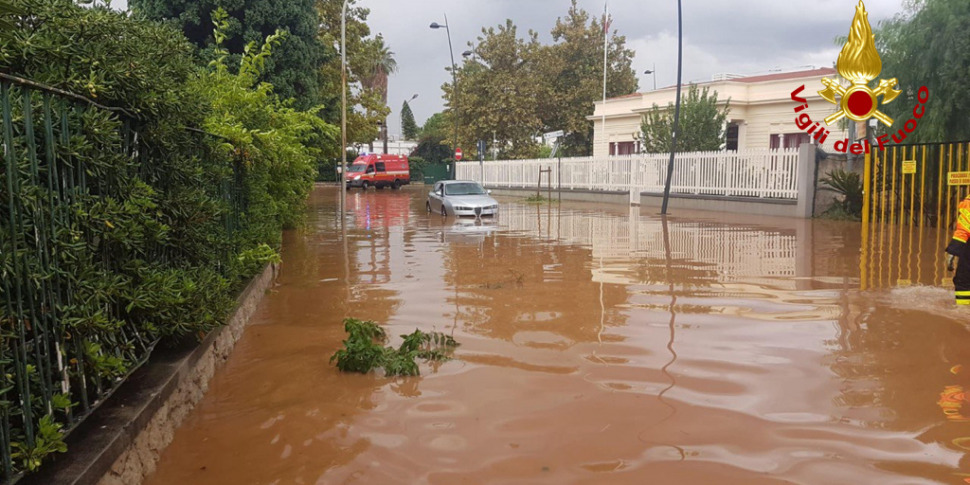 Forte temporale a Giarre, in strada trascinati fango e detriti