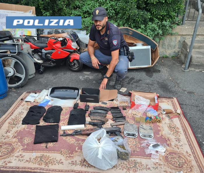 In garage droga e arsenale con kalashnikov, un arresto a Catania