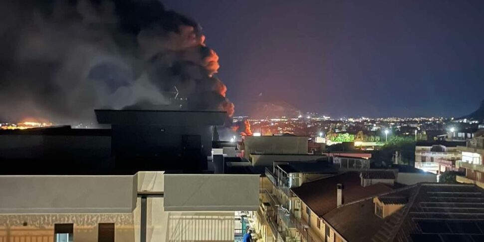 Incendio in un deposito di automobili a Portella di mare, le fiamme sono visibili dall'autostrada