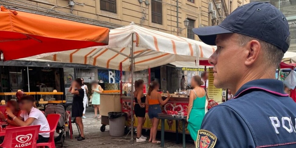 Sco­vato alla Vuc­ci­ria di Palermo, nascosto dietro un bancone, l’au­to­re di un ten­ta­to fur­to con spac­ca­ta in una parruccheria in zona Tri­bu­na­le - IL VIDEO