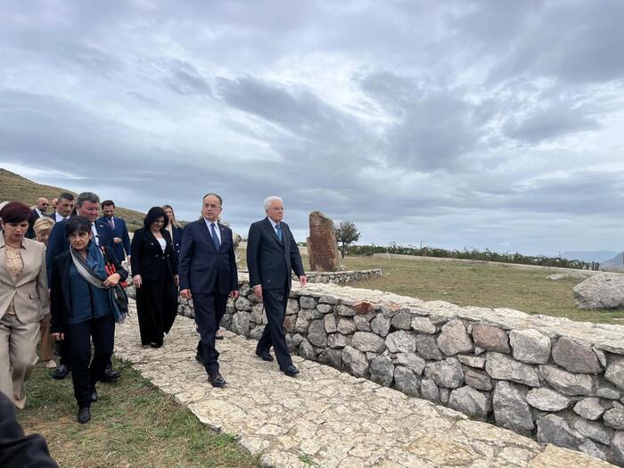 Mattarella e Begaj depongono fiori a Portella della Ginestra