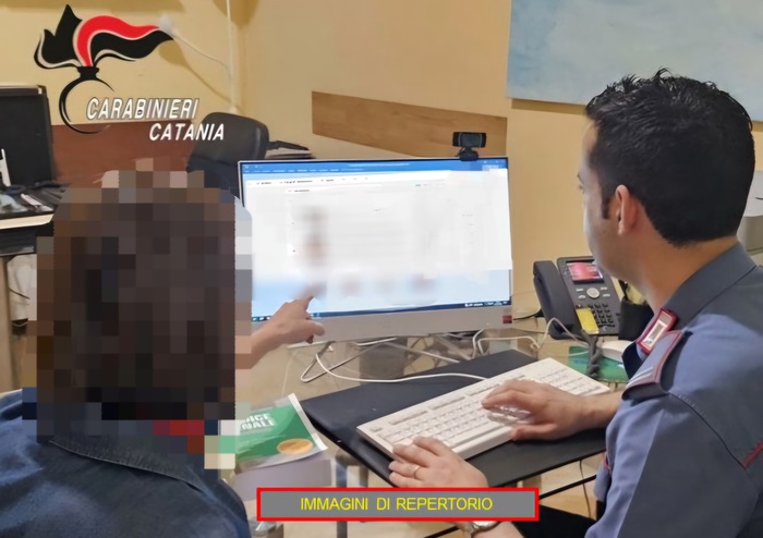 Picchia la moglie, le si riprende e posta video sui social