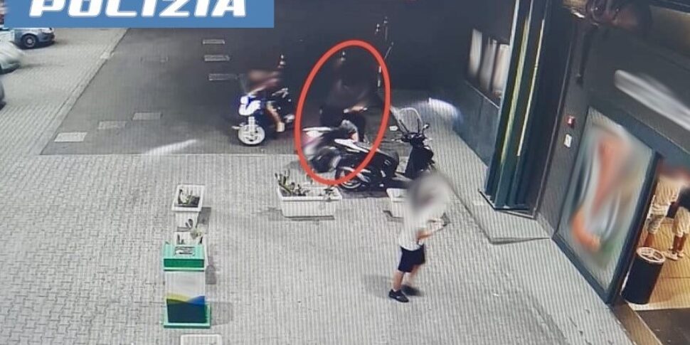 Catania, rubano uno scooter ma vengono incastrati dai tatuaggi: arrestati due giovani di 17 e 20 anni