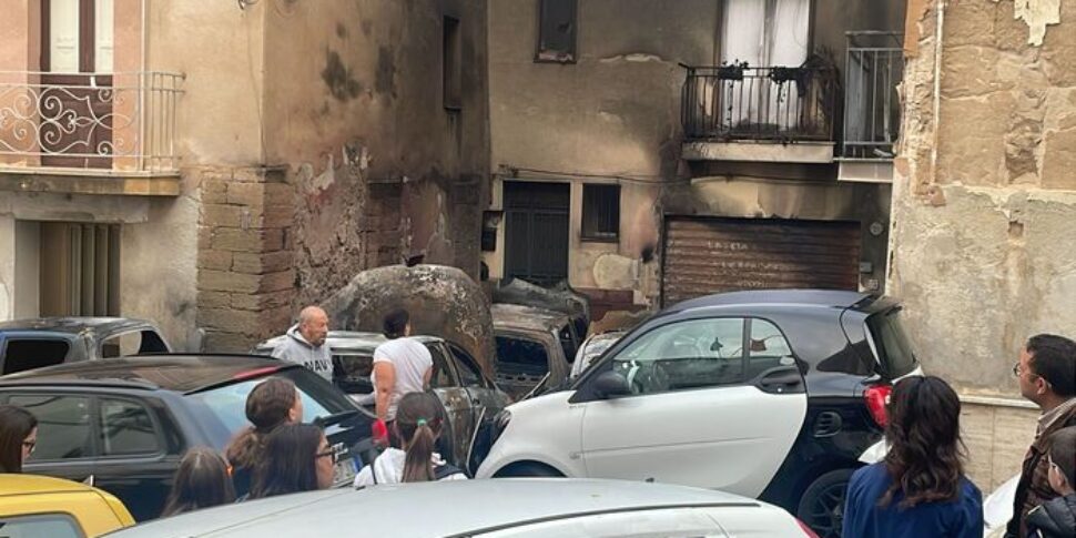 Incendio a Sciacca, distrutte cinque auto e due scooter: indagini su un possibile dolo