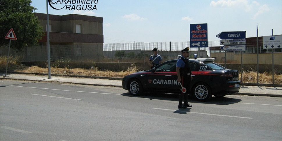 Tampona un'auto e picchia il guidatore, denunciato un uomo a Ragusa