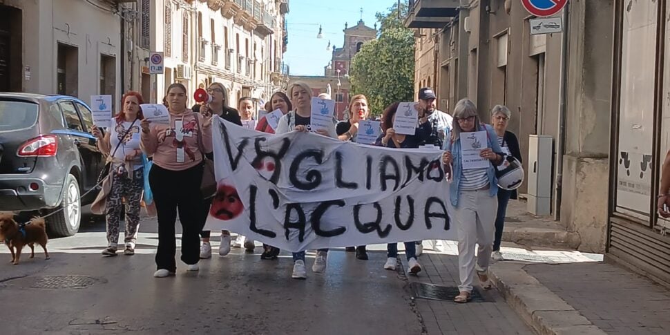 A Caltanissetta tornano in piazza le mamme: chiedono un'erogazione idrica più equa