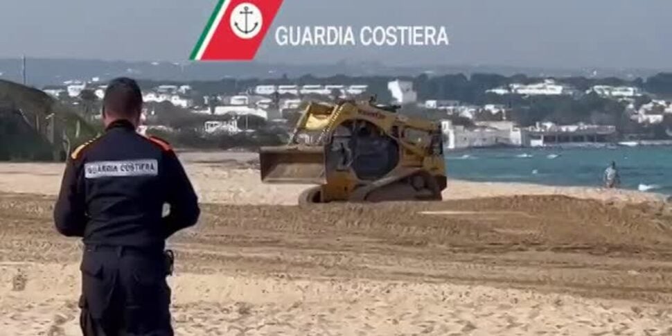 Ammassano sabbia con le ruspe per proteggere i lidi, multati a Marsala