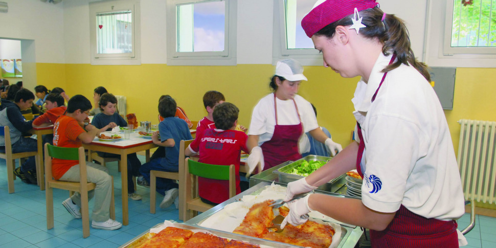 Palermo, la mensa a scuola parte il 14 ottobre ma le segreterie sono ingolfate