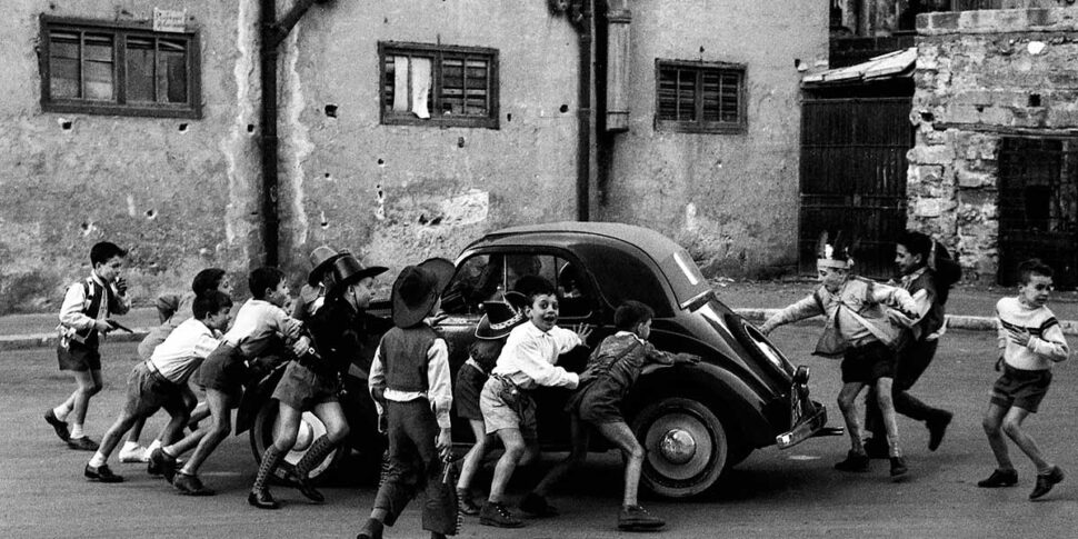 Il bianco e nero di Sellerio in una mostra a cielo aperto: a Palermo l'omaggio al grande fotografo nel centenario della nascita