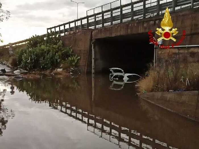 Pioggia a Catania, sommozzatori soccorrono automobilisti