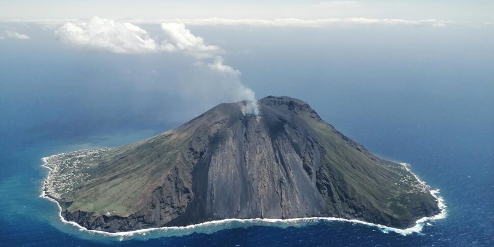 Una nuova forte esplosione e colate di lava sullo Stromboli -IL VIDEO