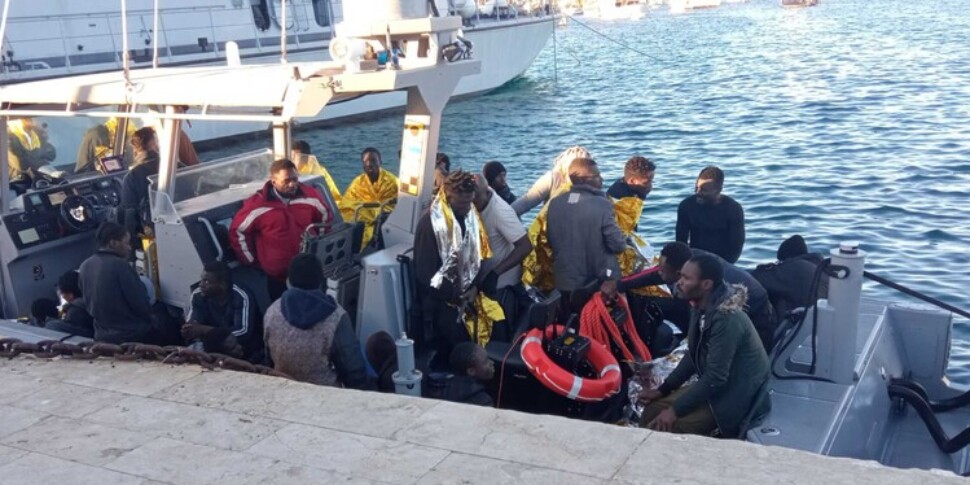 Riprendono gli sbarchi a Lampedusa, arrivano in 185 su sei barche