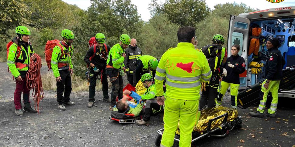 Catania, salvato dal soccorso alpino un turista olandese: si è rotto la gamba sull'Etna per la caduta di un masso